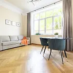 Diplomatica I High Ceilings I Parking I Easy Check-in I Cohost Apartment *