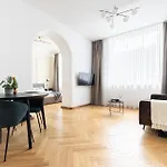 Diplomatica I High Ceilings I Parking I Easy Check-in I Cohost Apartment