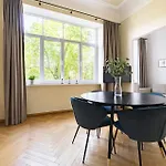 Diplomatica I High Ceilings I Parking I Easy Check-in I Cohost Apartment