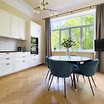 Diplomatica I High Ceilings I Parking I Easy Check-in I Cohost Apartment *