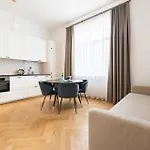 Diplomatica I High Ceilings I Parking I Easy Check-in I Cohost * Kaunas