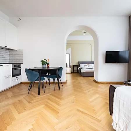 Diplomatica I High Ceilings I Parking I Easy Check-in I Cohost Apartment