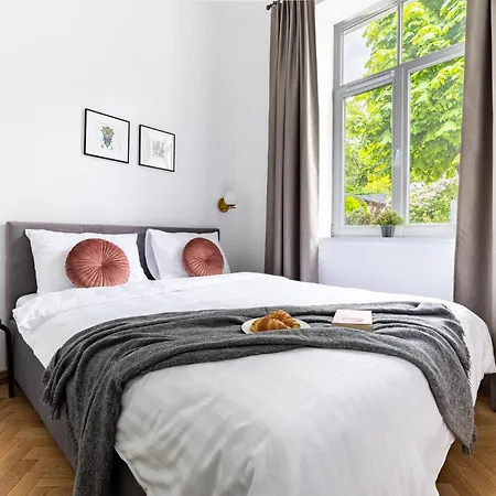 Villa Diplomatica I High Ceilings I Parking I Easy Check-In I Cohost Apartment *