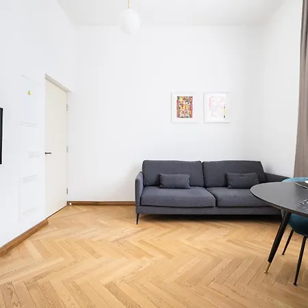 Villa Diplomatica I High Ceilings I Parking I Easy Check-In I Cohost Apartment