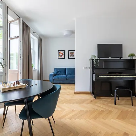 Diplomatica I High Ceilings I Parking I Easy Check-in I Cohost