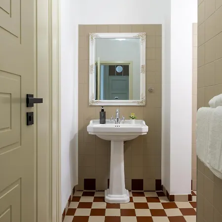 Diplomatica I High Ceilings I Parking I Easy Check-in I Cohost *