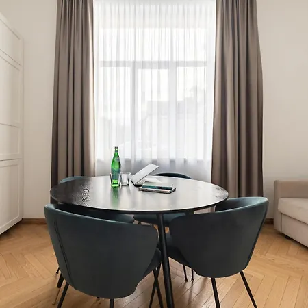 Diplomatica I High Ceilings I Parking I Easy Check-in I Cohost Apartament