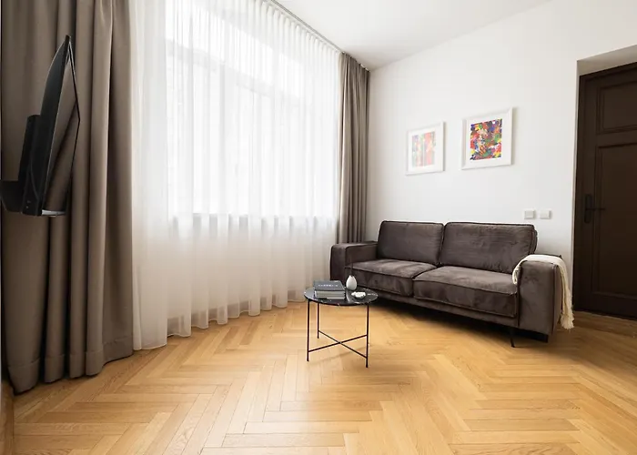 Diplomatica I High Ceilings I Parking I Easy Check-in I Cohost *