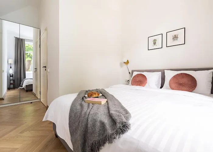 Diplomatica I High Ceilings I Parking I Easy Check-in I Cohost *