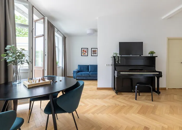 Diplomatica I High Ceilings I Parking I Easy Check-in I Cohost