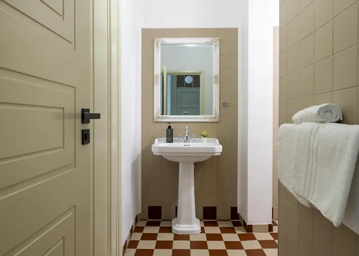 Diplomatica I High Ceilings I Parking I Easy Check-in I Cohost *